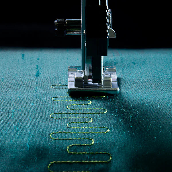 PFAFF quilt expression™ 725 sewing and quilting machine