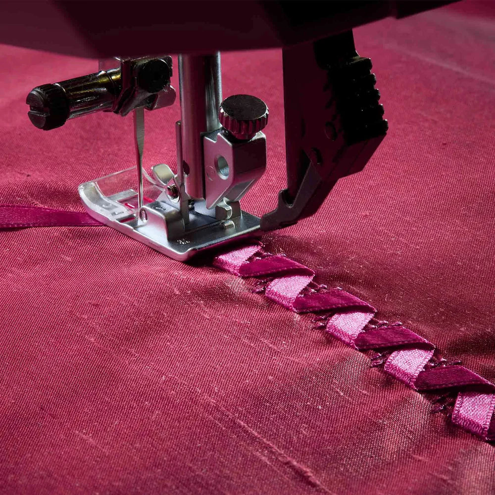 PFAFF quilt expression™ 725 sewing and quilting machine