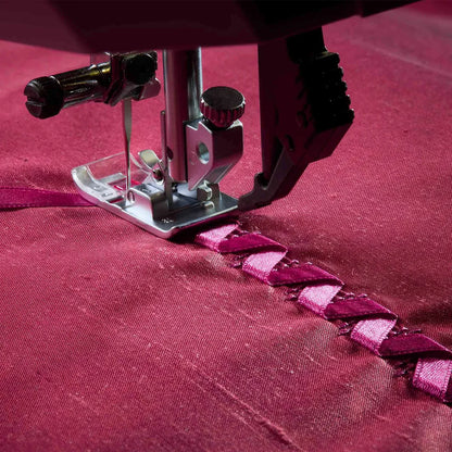 PFAFF quilt expression™ 725 sewing and quilting machine